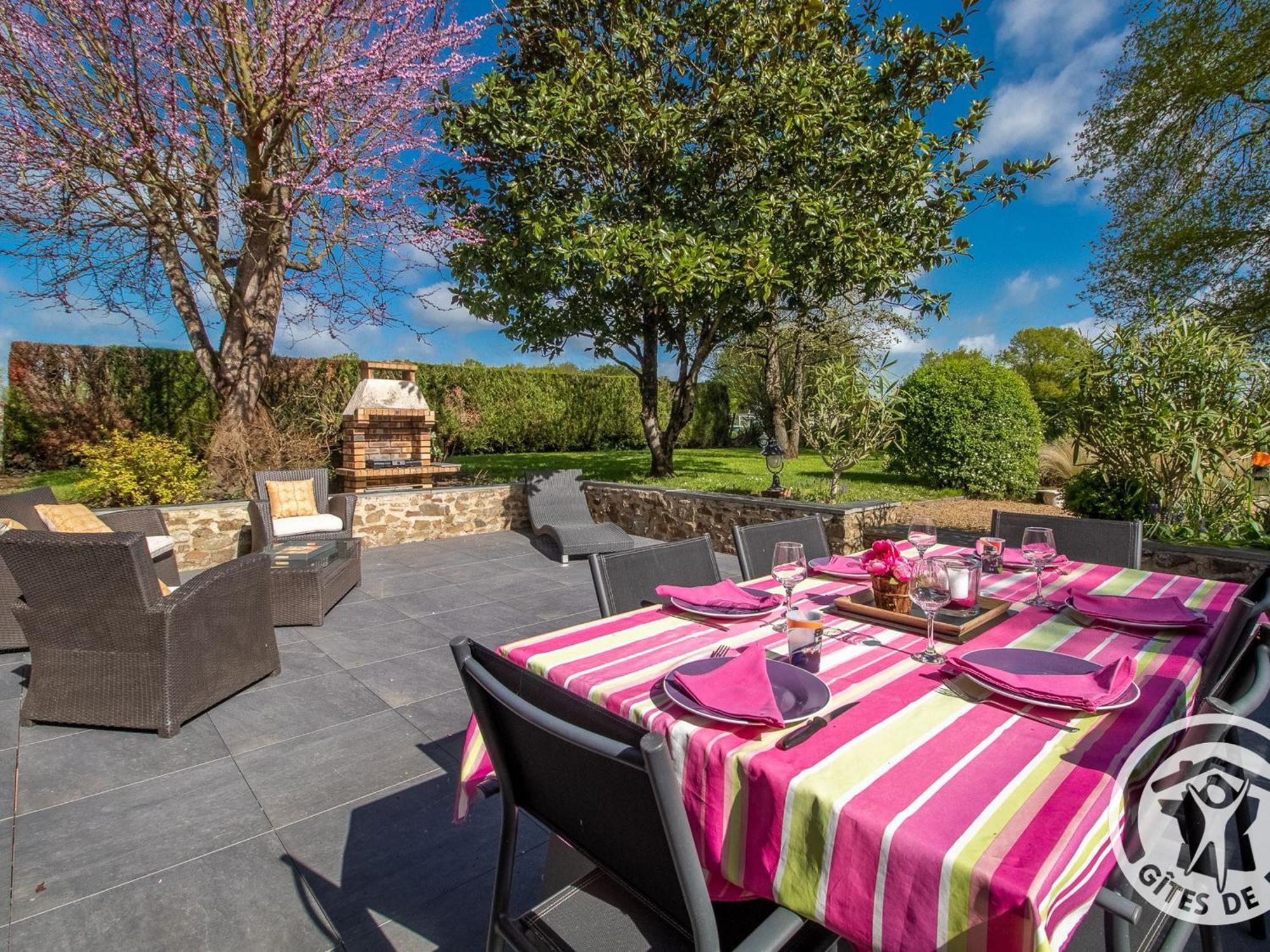 Gite Charmant Avec Jardin, Proche Activites Nautiques - Fr-1-622-75 Morannes sur Sarthe-Daumeray Exterior photo